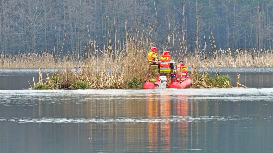 Strażacy przepchnęli łodzią "wyspę" na jeziorze Młyńskim