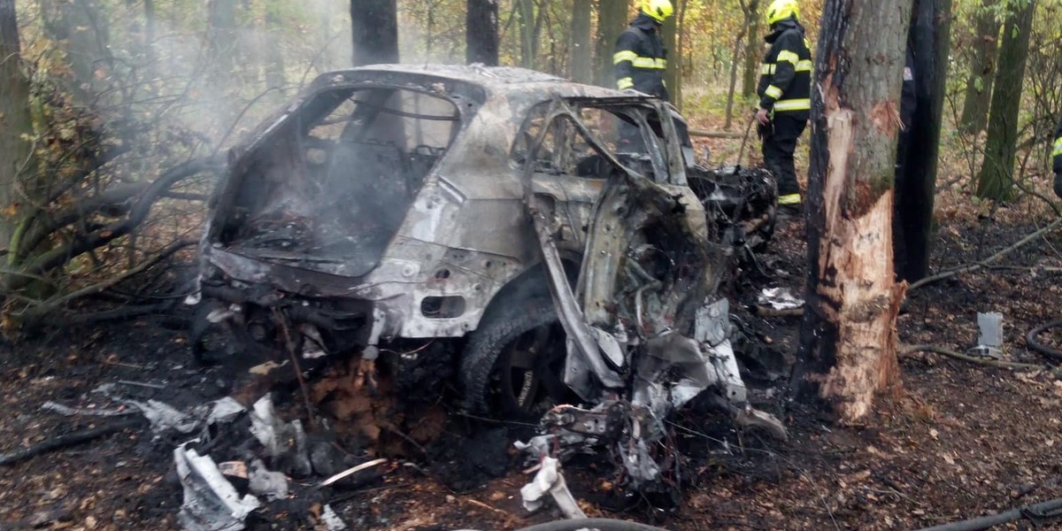 Spalone auto, a w nim dwa ciała. 