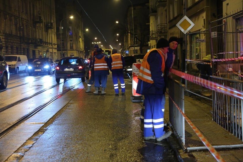 Przebili wodociąg na Przybyszewskiego. Woda zalała torowisko i ulicę