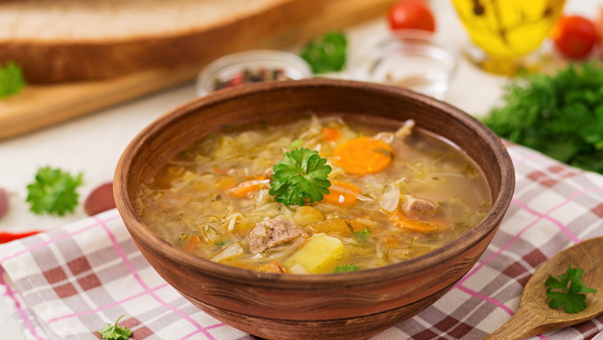 Aromatyczna zupa z młodej kapusty (kapuśniak) - przepisy