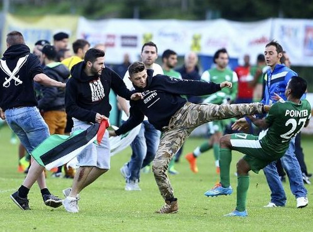 Palestyńscy kibole w trakcie meczu pobili piłkarzy Maccabi Haifa. WIDEO