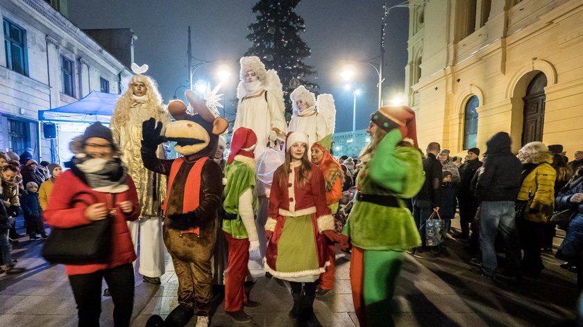 Piotrkowska już z choinką i jarmarkiem