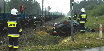 Wjechał mercedesem pod pędzącą lokomotywę