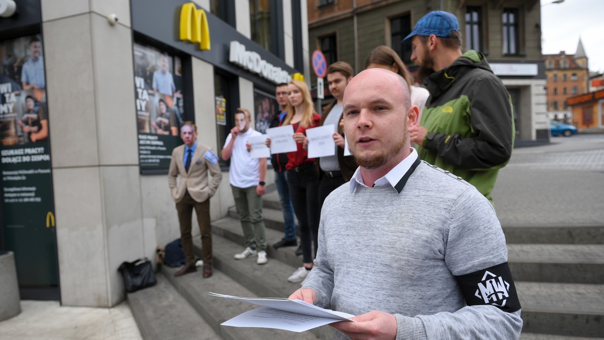 Grono dziennikarzy Radia Poznań zasilił Hubert Jach, student dziennikarstwa i działacz Młodzieży Wszechpolskiej. Zamierza łączyć obie funkcje, w czym nie widzi nic złego. "Gazeta Wyborcza" przypomina jednak, że dziennikarz publicznych mediów powinien być apolityczny i bezstronny. - Śmiem twierdzić, że jego zaangażowanie polityczne jest mniejsze niż redaktorów "Gazety Wyborczej" czy publicznej telewizji - komentuje dla Onetu Mateusz Marzoch, rzecznik wszechpolaków.