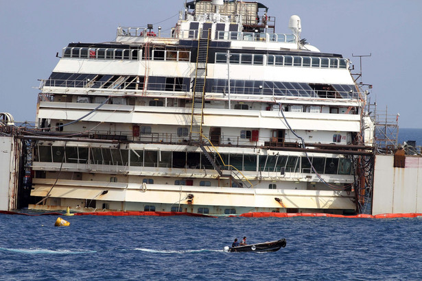 Costa Concordia może wypłynąć w ostatni rejs już 19 lipca EPA/CLAUDIO GIOVANNINI