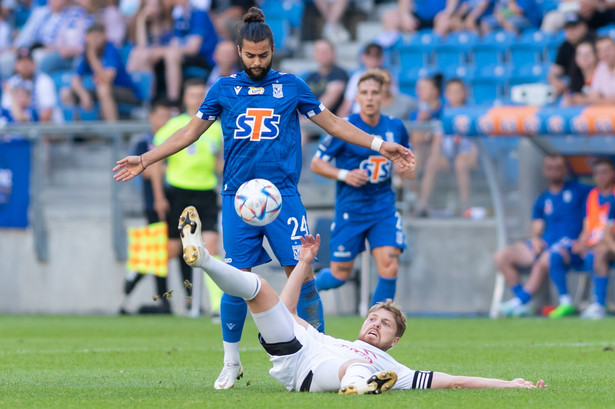 Zawodnik Lecha Poznań Joao Amaral (L) i Dominik Furman (P) z Wisły Płock podczas meczu 3. kolejki piłkarskiej Ekstraklasy