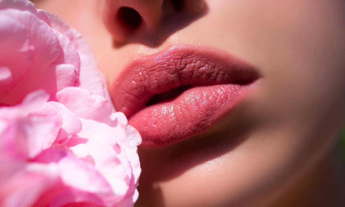 Pełniejsze usta bez igły. Ten olejek naturalnie powiększy wargi i poprawi ich kontur