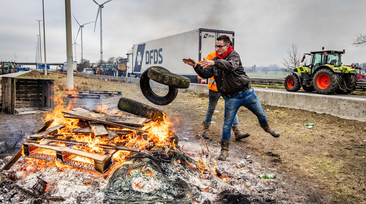 Holland és belga gazdák raklapokat és autógumikat égetnek az uniós agrárpolitika elleni tüntetésen egy autópályán, a belga határnál levő hollandiai Hazeldonk közelében / Fotó: MTI / EPA / ANP / Jeffrey Gröneweg