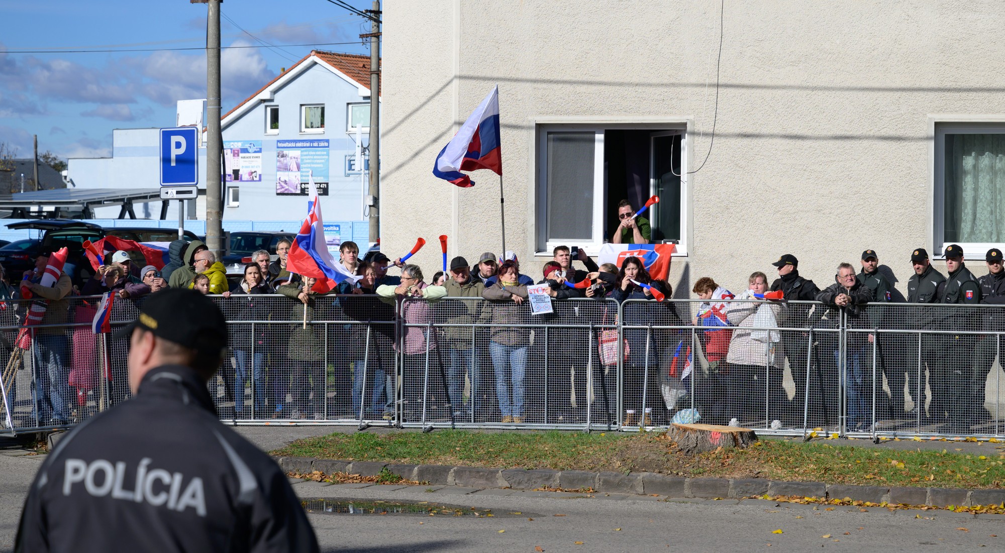 Demonštranti protestujú proti výstavbe závodu na výrobu batériových článkov.