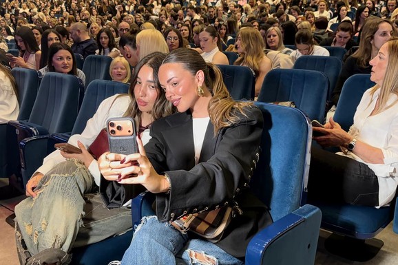 (VIDEO) ĆERKA ŽELJKA ŠAŠIĆA NA KONCERTU JAKOVA JOZINOVIĆA "Ova majica i sako su skupi", Sofija u iscepanim farmerkama, a tu je i BIVŠA ŽENA NAŠEG PEVAČA