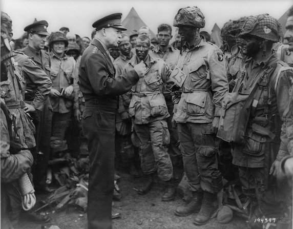 Generał Dwight D. Eisenhower (później także prezydent USA) spotyka się z żołnierzami ze słynnej 101 Dywizji Powietrznodesantowej. Do rozpoczęcia operacji zostały już tylko godziny (5 czerwca 1944, domena publiczna).