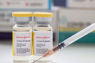 Certyfikaty szczepień i fałszywe wyniki testów do kupienia w sieci. OSTRZEŻENIE ekspertów