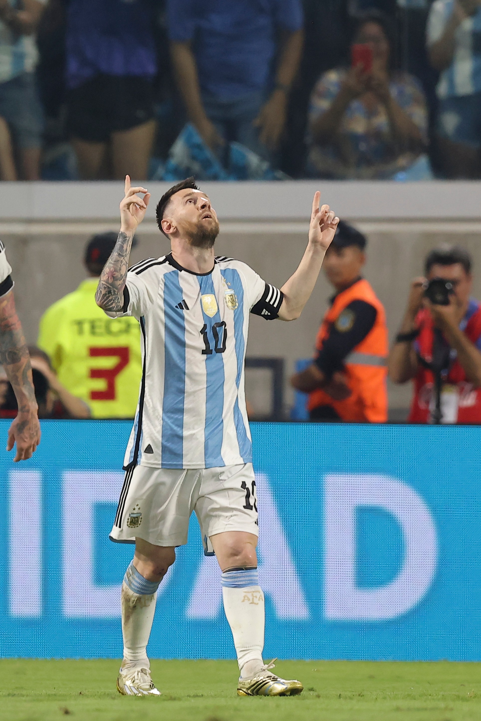 Argentínsky futbalista Lionel Messi oslavuje 100. gól v kariére v národnom drese.