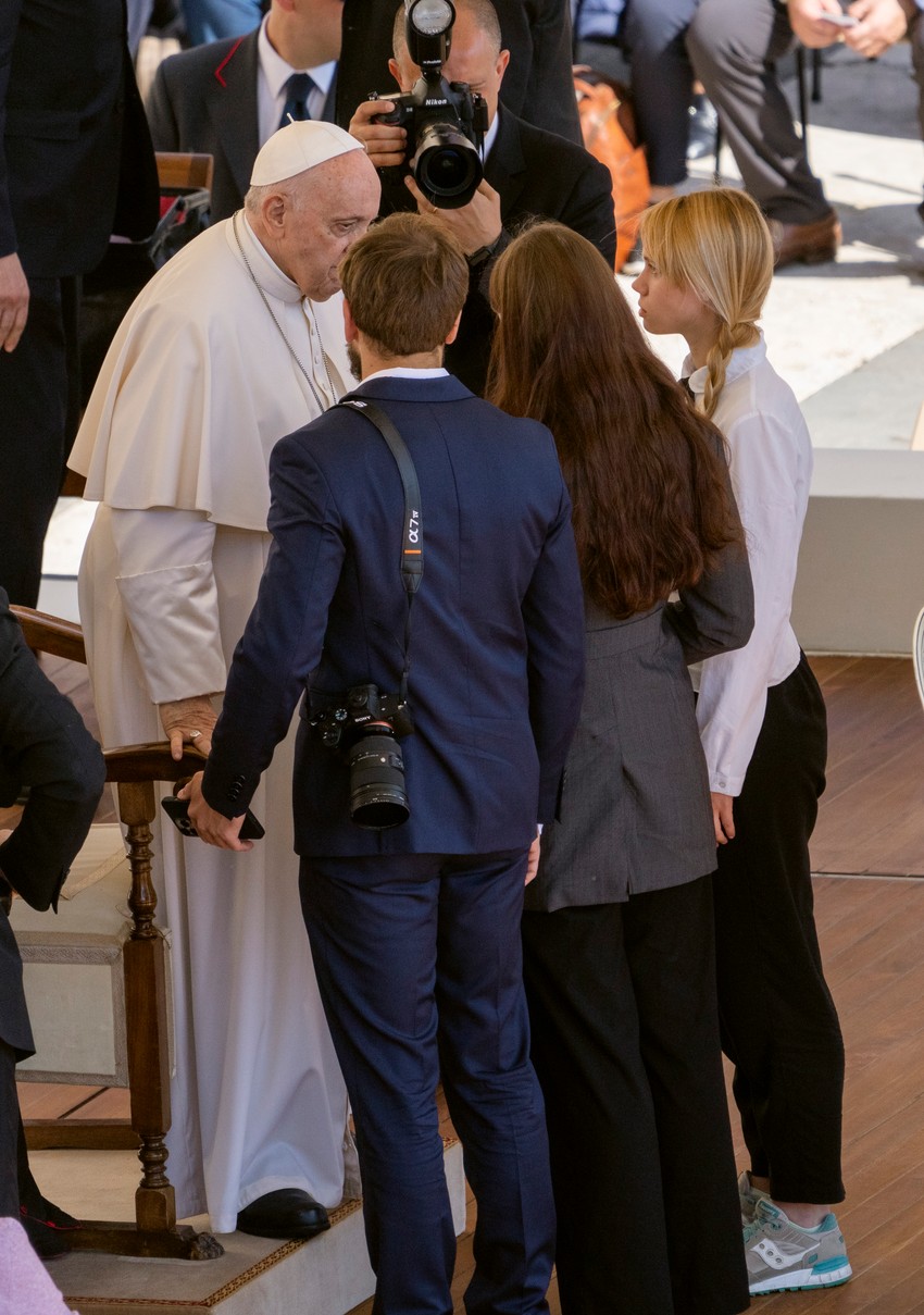 Katerina Prokopenko i Julija Fedosjuk sa papom