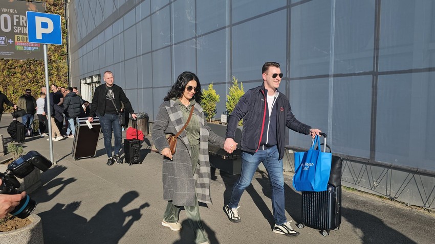 Tanja Savić sa dečkom na aerdromu "Nikola Tesla"