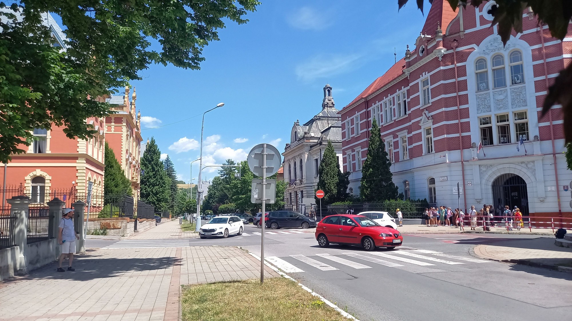 Pohľad na Skuteckého ulicu v Banskej Bystrici.