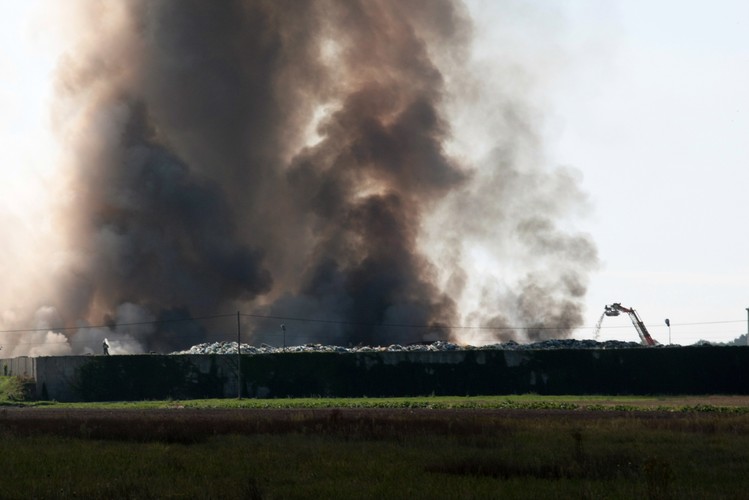 Pożar sortowni śmieci w Dąbrówce Wielkopolskiej w Lubuskiem