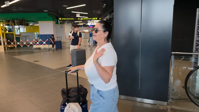 Jana sa sestrom na aerodromu