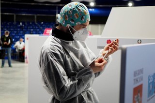 W niektórych miejscach szczepienia spowalniają. Nie wszyscy ich chcą