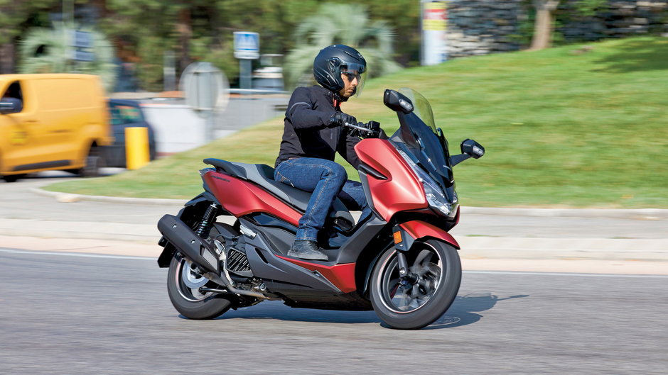 Od kilku lat kierowcy mający prawo jazdy kategorii B mogą prowadzić motocykle i skutery klasy 125 ccm. Wiele z nich to całkiem poważne maszyny!