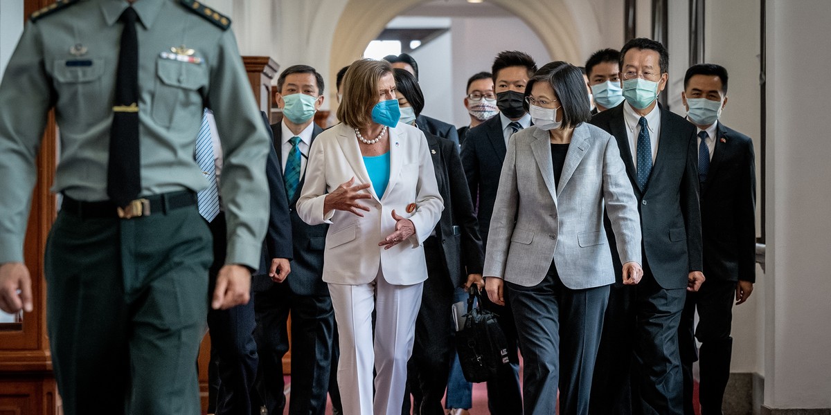 Przewodnicząca Izby Reprezentantów USA Nancy Pelosi rozmawia z prezydent Tajwanu Tsai Ing-wen