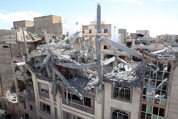 (FOTO) DESETINE MRTVIH, MEĐU NJIMA I DECA Jezive fotografije napada na nekoliko gradova u Iranu: Zgrade srušene, ljudi zarobljeni u ruševinama