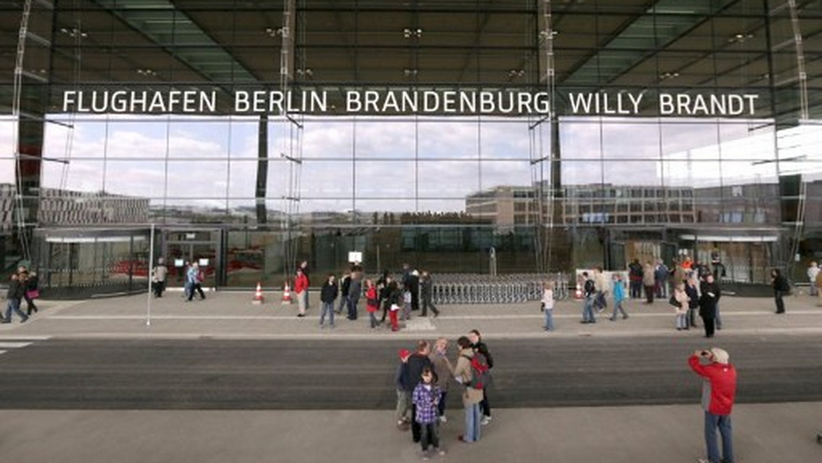 Kolejny poślizg na najbardziej prestiżowej budowie w Niemczech: nowy berliński port lotniczy rozpocznie pracę nie na wiosnę lecz dopiero późną jesienią przyszłego roku. Jak podał dzisiaj dziennik "Bild", pierwsze samoloty odlecą 27 października 2013 roku.