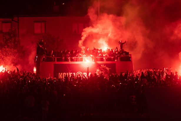 Piłkarze Lecha w odkrytym autobusie świętują z kibicami zdobycie mistrzostwa Polski pod stadionem w Poznaniu