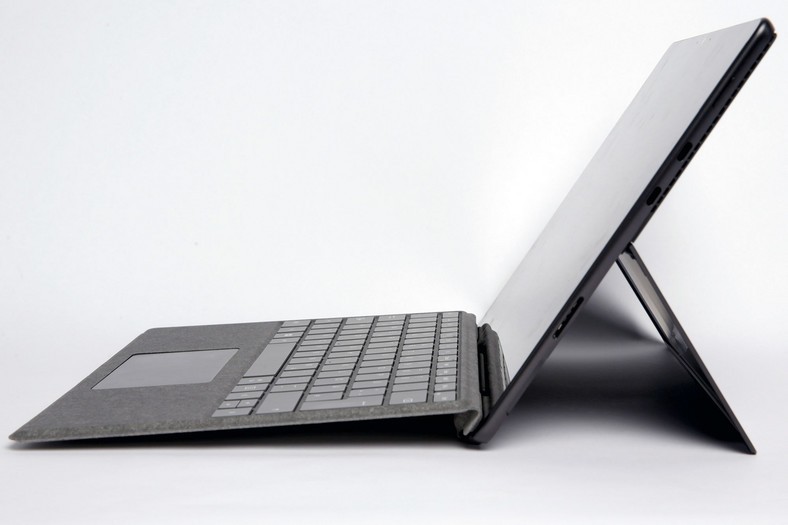 Dołączana klawiatura (Surface Type Cover) pozwala na montaż pod dwoma kątami. Przy lekkim podniesieniu pisanie jest wygodniejsze 