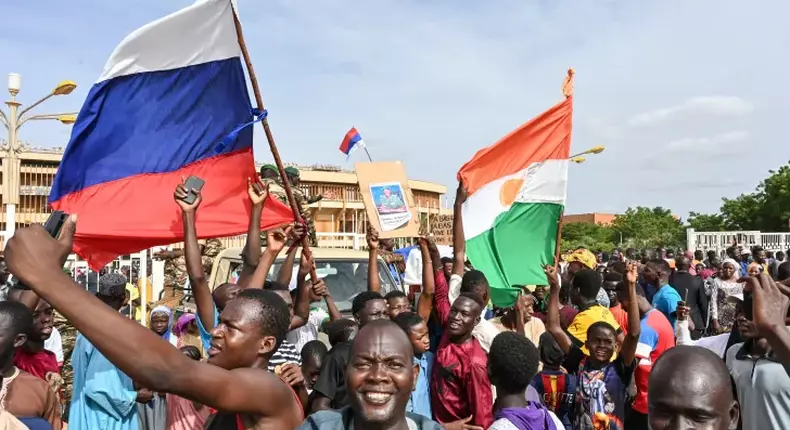 Le drapeau russe brandi lors de manifestations au Niger [Al Jazeera]