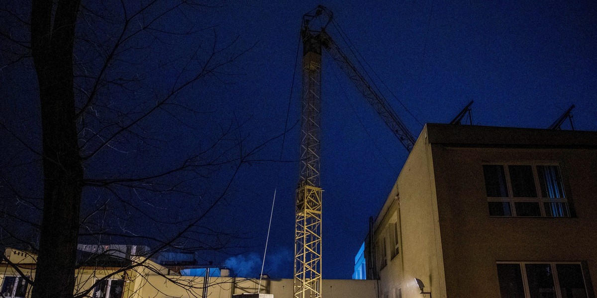 Groza w Wieliczce. Dźwig przewrócił się na dach szkoły. W środku byli uczniowie i nauczyciele.