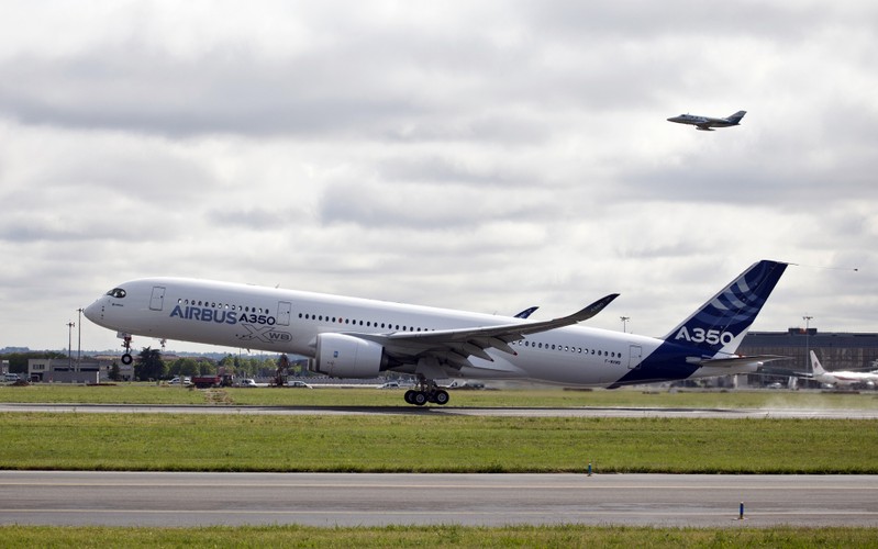 Pierwszy start Airbusa A350XWB w wersji 900 obserwowało na lotnisku kilkaset osób. Na pokładzie w czasie pierwszego lotu znaleźli się dwaj piloci - z Francji i Wielkiej Brytanii - oraz czterej inżynierowie. Pierwsza próba w powietrzu to przede wszystkim potwierdzenie tego, co konstruktorzy wiedzą po symulacjach lotu. Dla inżynierów zakładów Airbusa w Tuluzie to okazja do zebrania tysięcy danych, które pozwolą na stwierdzenie, czy samolot i wszystkie jego podzespoły zachowują się poprawnie na różnych wysokościach, rozwijając różne prędkości.