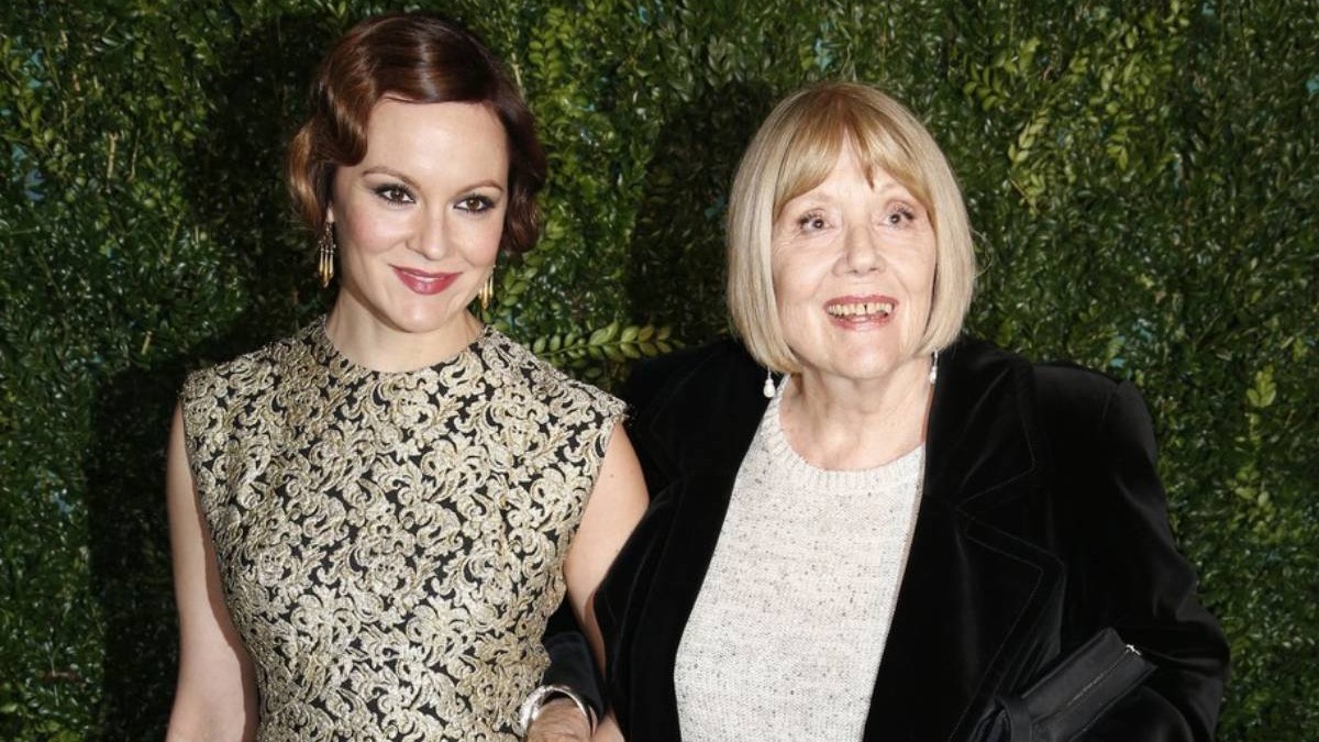 Înghite puțin din cenușa mamei înainte să urce pe scenă. Cum explică fiica actriței Diana Rigg din „Game of Thrones" gestul bizar:  „Granuloasă, dacă vă întrebați”