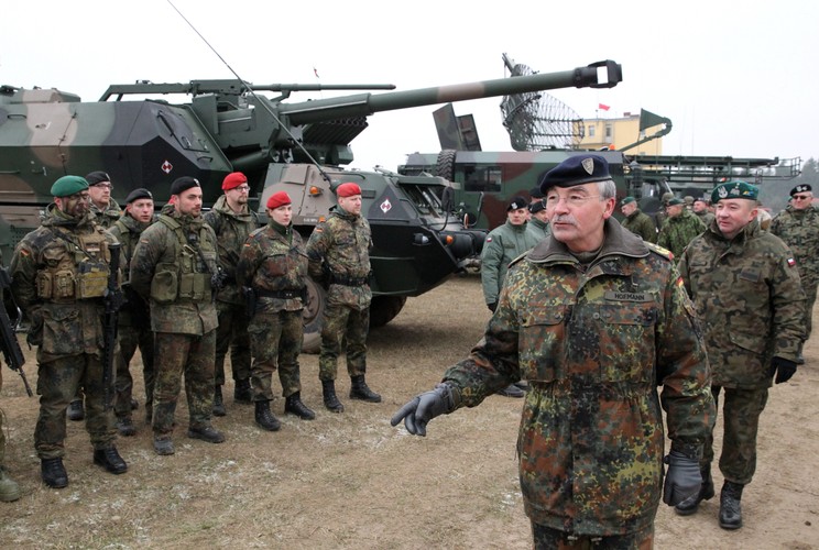 Dowódca Wielonarodowego Korpusu Północno-Wschodniego gen. Manfred Hofmann (2P) i dowódca 16. Pomorskiej Dywizji Zmechanizowanej w Elblągu gen. Leszek Surawski (P) podczas polsko-niemieckich ćwiczeń wsparcia bojowego, 26 bm. na poligonie Ośrodka Szkolenia Poligonowego Wojsk Lądowych w Orzyszu . (mgo) PAP/Tomasz Waszczuk