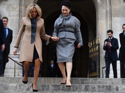 I co z tego, że starsza 10 lat?! Brigitte Macron w świetnych stylizacjach wyglądała jak równolatka prezydentowej Chin. FOTO