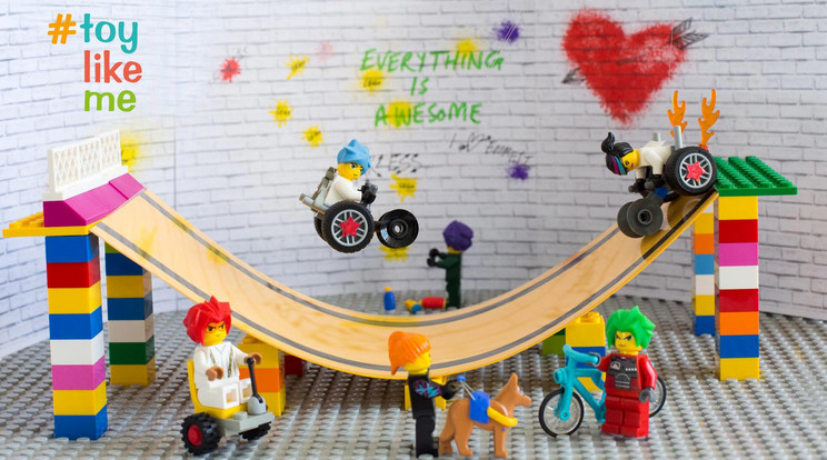 A kerekesszékes nő Lego-kockákból épít felüljárót, ezzel akadálymentesítve számos helyiség bejáratát / Illusztráció: Northfoto