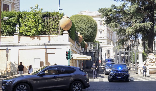 Kolona vozila napušta Ambasadu SAD, gde su Liban i Izrael 14. jula 2026. godine u Rimu održali šestu rundu pregovora