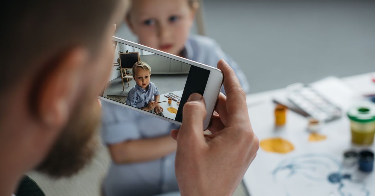Szkoły publikują zdjęcia dzieci w internecie. Ekspertka IBE: Potrzebny zakaz w prawie oświatowym