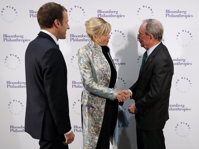 Emmanuel i Brigitte Macronowie oraz Michael Bloomberg