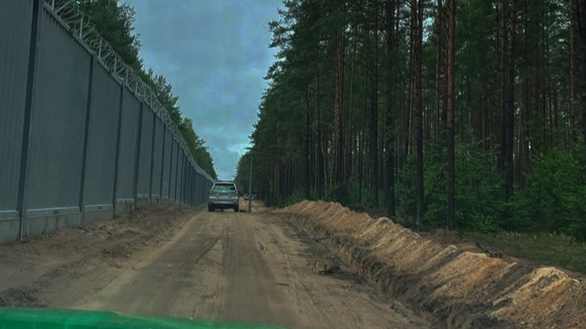 Szokujące sceny na granicy polsko-białoruskiej. Wisiał na płocie głową w dół. Nagranie niesie się po sieci