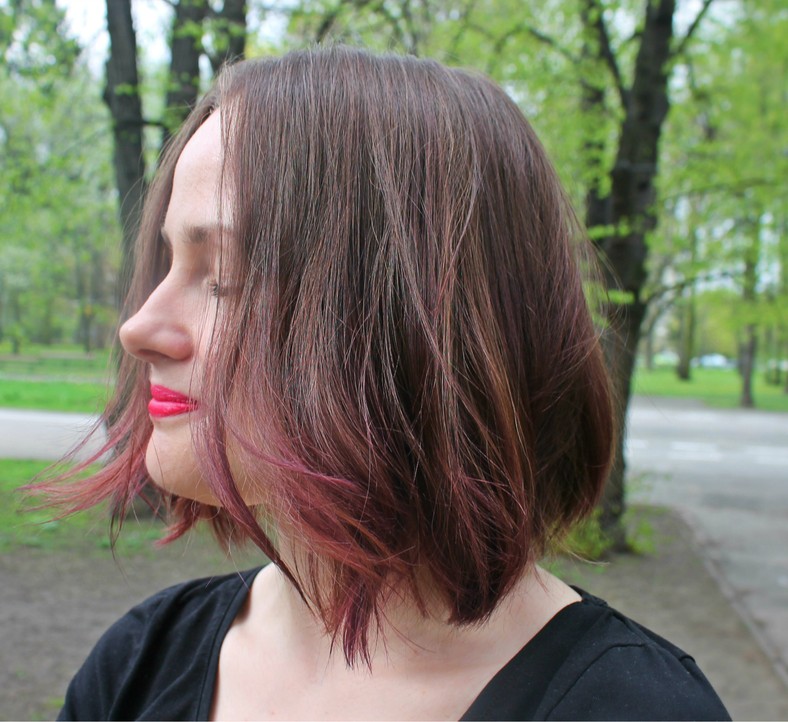 Color sombre (soft ombre) lekkie i unowocześnione kolorowe ombre, czyli
nietypowy kolor tylko w dolnej części włosów, przejścia koloru są bardzo delikatne,
górna część włosów nie jest prawie wcale farbowana (oprócz delikatnych refleksów)