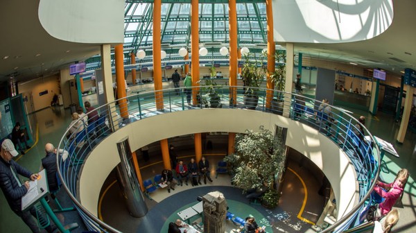 Większość usług, które mogliśmy do tej pory załatwić w trzech lokalizacjach Urzędu Miasta Krakowa, w godzinach popołudniowych można zrealizować w Punktach Obsługi Mieszkańców w galeriach handlowych