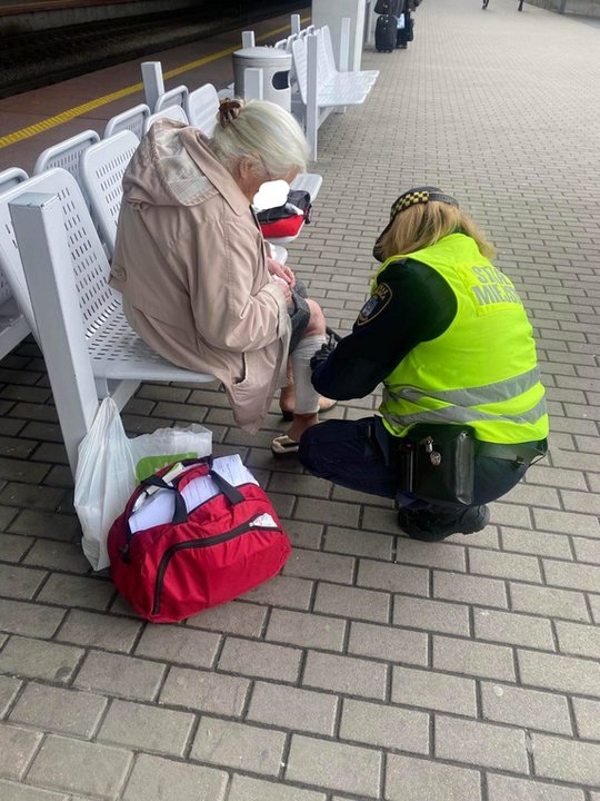 Pomocy seniorce udzielili strażnicy miejscy fot. straż miejska 