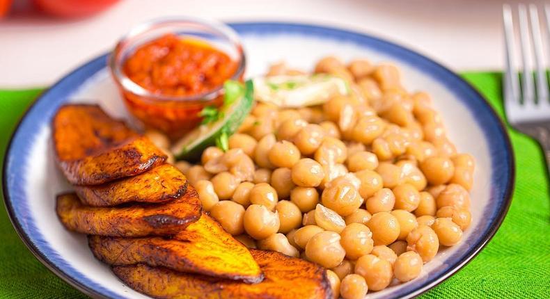 Bambara beans with fried sweet plantain (Telandeworld)