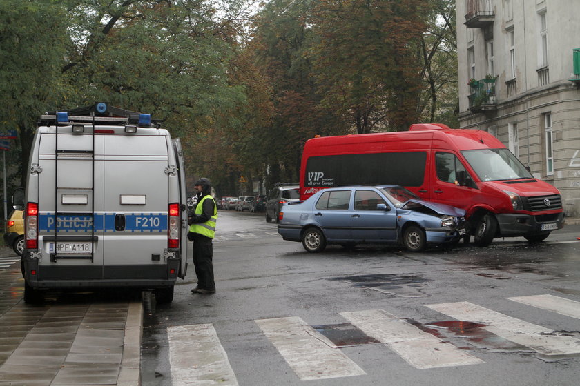 radiowóz i rozbite samochody