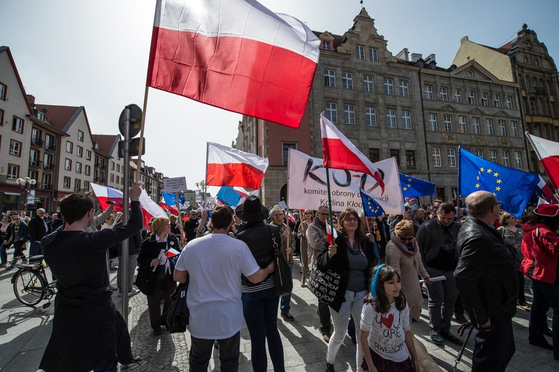 Rozmowy, jak mówił Kijowski, dotyczyły m.in. "możliwych naruszeń praw człowieka" w Polsce, w tym w związku z przyjętymi już nowymi przepisami w ustawach o prokuraturze i policji, "a także planów ograniczenia prawa własności za pomocą ustawy o obronie ziemi".