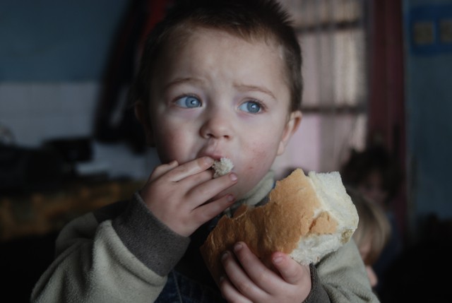 Strahinja Zlatić sa komadom hleba