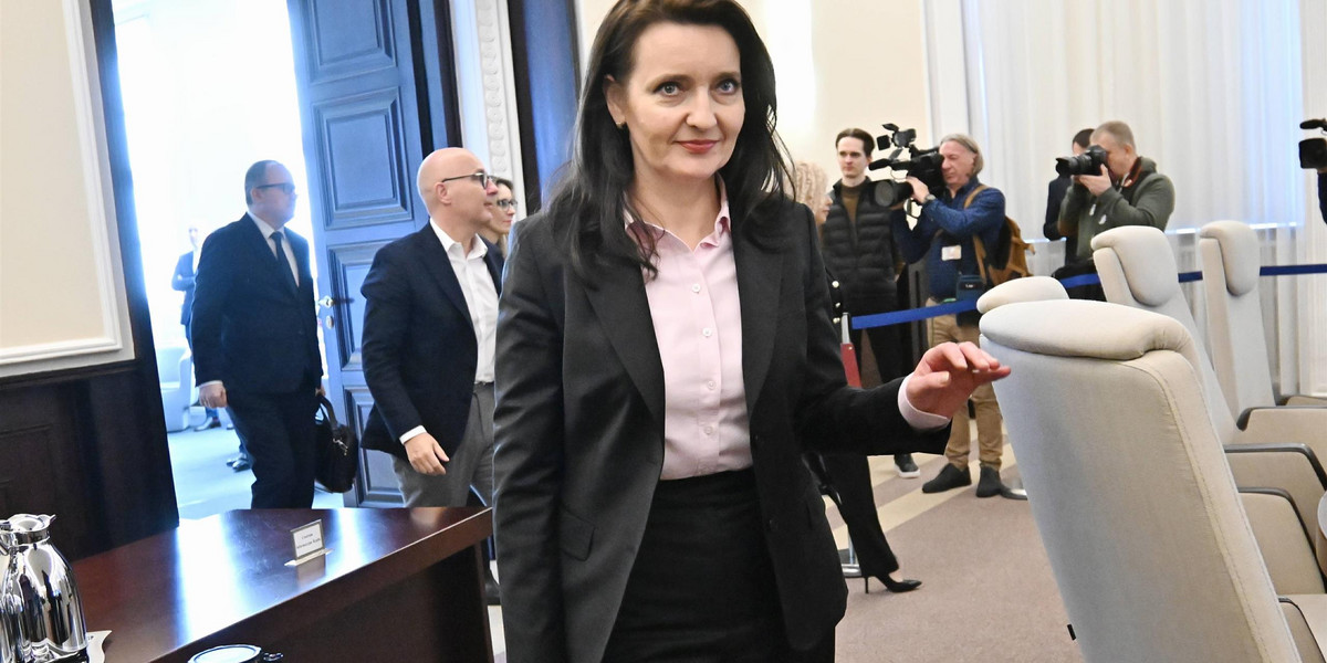 Minister ds. senioralnych Marzena Okła-Drewnowicz miała dostać od premiera propozycję nie do odrzucenia. I ona może trafić na listy do Parlamentu Europejskiego. 