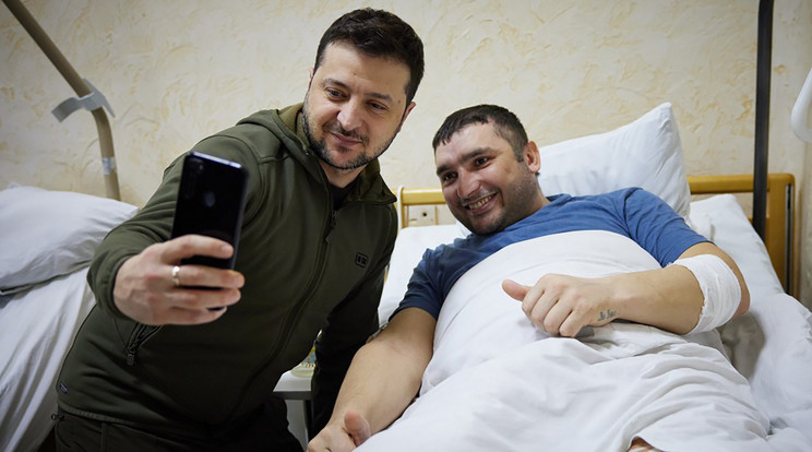 Ukrajna nem adja fel - a képen Volodimir Zelenszkij ukrán elnök szelfit készít egy sérült katonával egy kijevi kórházban / Fotó: MTI/AP/Ukrán elnöki hivatal