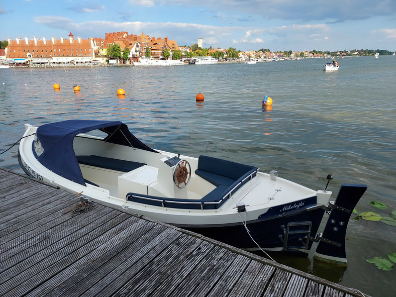 Siedmioosobowa łódka do wynajęcia bez patentu za 190 zł/h